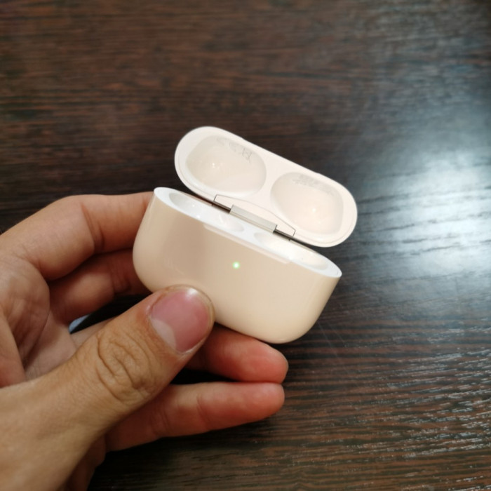 Б/у Зарядный кейс для Apple AirPods Pro | Фото 2 из 2